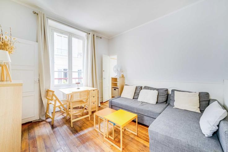 Salle de séjour élégante avec mobilier moderne dans un appartement à Building Rue Lechapelais - checkmyguest - 1587853 à 17th arrondissement, Paris Salle de séjour élégante avec mobilier moderne dans un appartement à Building Rue Lechapelais - checkmyguest - 1587853 à 17th arrondissement, Paris