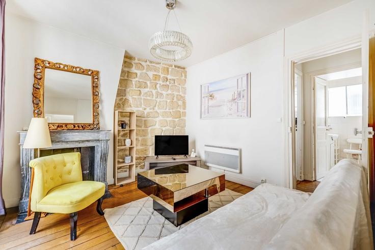 Elegant gestaltetes Wohnzimmer mit moderner Einrichtung in einer Wohnung im Building Rue du Cardinal Lemoine - checkmyguest - 1588789 in 5th arrondissement, Paris Elegant gestaltetes Wohnzimmer mit moderner Einrichtung in einer Wohnung im Building Rue du Cardinal Lemoine - checkmyguest - 1588789 in 5th arrondissement, Paris