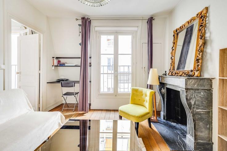Sala de estar elegantemente projetada com móveis modernos em um apartamento no Building Rue du Cardinal Lemoine - checkmyguest - 1588789 em 5th arrondissement, Paris