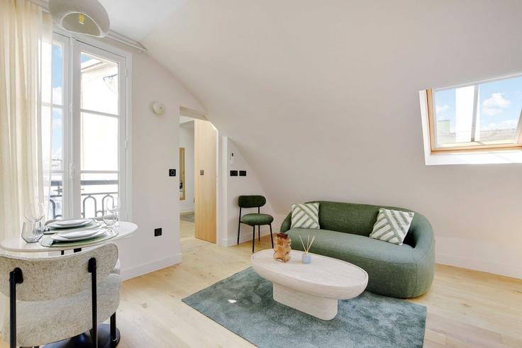 Paris 8th arrondissementのBuilding Rue Saint-Lazare - checkmyguest - 1580533のアパートメントにある、モダンな家具を備えたエレガントなデザインのリビングルーム Paris 8th arrondissementのBuilding Rue Saint-Lazare - checkmyguest - 1580533のアパートメントにある、モダンな家具を備えたエレガントなデザインのリビングルーム
