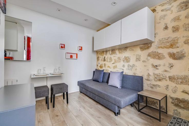Sala de estar elegantemente projetada com móveis modernos em um apartamento no Building Rue du Roi d'Alger - checkmyguest - 1584032 em 18th arrondissement, Paris