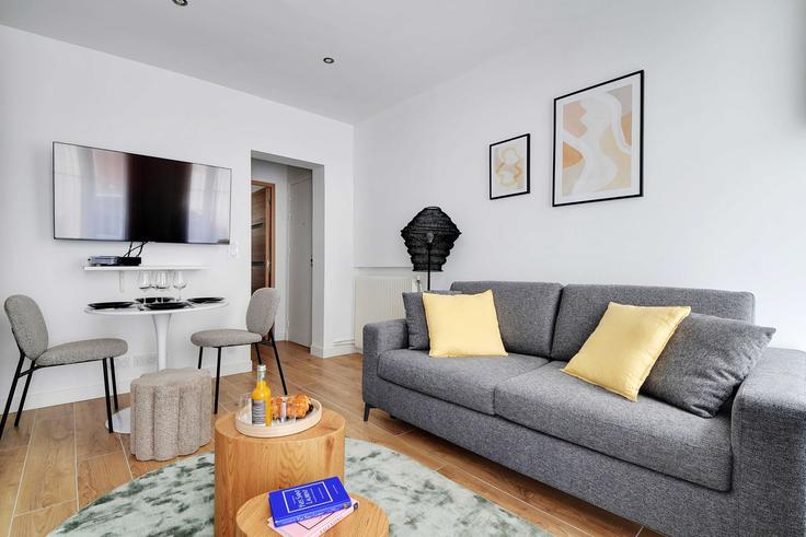 Paris 18th arrondissementのBuilding Rue Chappe - checkmyguest - 1583815のアパートメントにある、モダンな家具を備えたエレガントなデザインのリビングルーム Paris 18th arrondissementのBuilding Rue Chappe - checkmyguest - 1583815のアパートメントにある、モダンな家具を備えたエレガントなデザインのリビングルーム