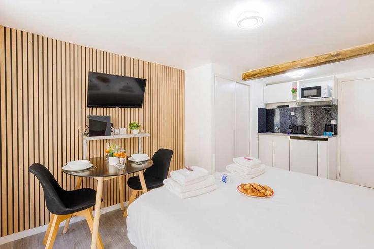 Building Rue Monsieur le Prince - checkmyguest - 1351001 adresindeki bir dairede modern mobilyalarla zarif bir şekilde tasarlanmış oturma odası 6th arrondissement, Paris