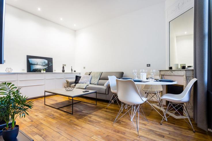 Elegante sala de estar con mobiliario moderno en un apartamento en Building Rue de la Convention - checkmyguest - 1350484 en 15th arrondissement, Paris