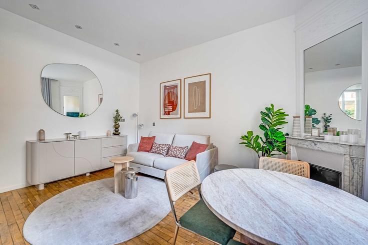 Salle de séjour élégante avec mobilier moderne dans un appartement à Building Rue de la Convention - checkmyguest - 1350484 à 15th arrondissement, Paris Salle de séjour élégante avec mobilier moderne dans un appartement à Building Rue de la Convention - checkmyguest - 1350484 à 15th arrondissement, Paris