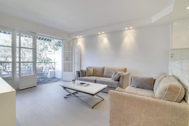 Sala de estar elegantemente projetada com móveis modernos em um apartamento no Building Avenue de Madrid - checkmyguest - 1350477 em Cannes, Cannes