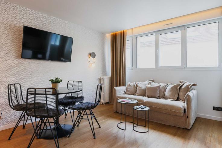 10th arrondissement, Paris에 위치한 Building Avenue Claude Vellefaux - checkmyguest - 1350254 유닛의 세련된 인테리어가 돋보이는 거실