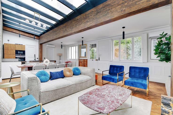 Elegant gestaltetes Wohnzimmer mit moderner Einrichtung in einer Wohnung im Building Rue Saint-Jacques - checkmyguest - 1350820 in 5th arrondissement, Paris Elegant gestaltetes Wohnzimmer mit moderner Einrichtung in einer Wohnung im Building Rue Saint-Jacques - checkmyguest - 1350820 in 5th arrondissement, Paris