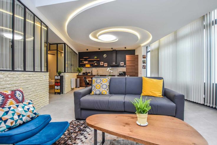 Elegante sala de estar con mobiliario moderno en un apartamento en Building Rue de Croulebarbe - checkmyguest - 1350273 en 13th arrondissement, Paris