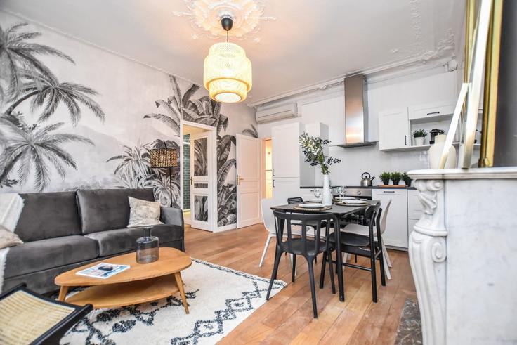 Elegante sala de estar con mobiliario moderno en un apartamento en Building Boulevard de Magenta - checkmyguest - 1350466 en 10th arrondissement, Paris