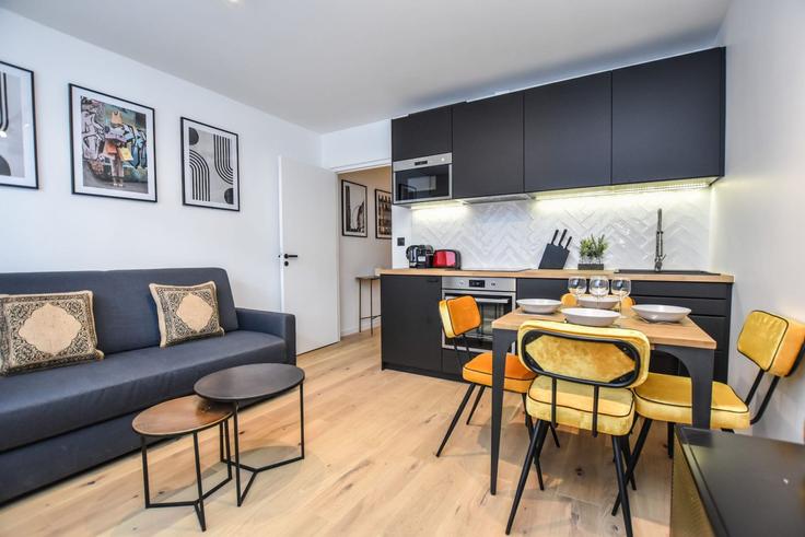 Elegante sala de estar con mobiliario moderno en un apartamento en Building Rue du Débarcadère - checkmyguest - 1350171 en 17th arrondissement, Paris