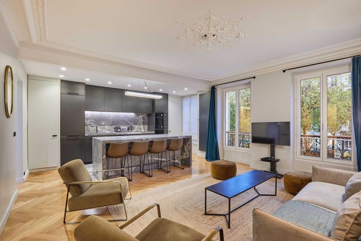 Building Boulevard des Batignolles - checkmyguest - 1350439 adresindeki bir dairede modern mobilyalarla zarif bir şekilde tasarlanmış oturma odası 8th arrondissement, Paris