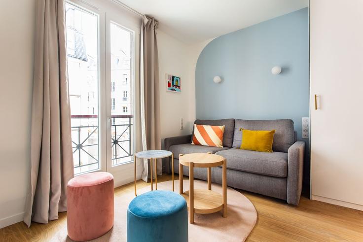 Elegant gestaltetes Wohnzimmer mit moderner Einrichtung in einer Wohnung im Building Rue des immeubles Industriels - checkmyguest - 1350324 in 11th arrondissement, Paris