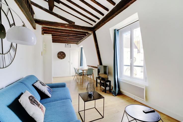 Elegant gestaltetes Wohnzimmer mit moderner Einrichtung in einer Wohnung im Building Rue des Arquebusiers - checkmyguest - 1350880 in 3rd arrondissement, Paris