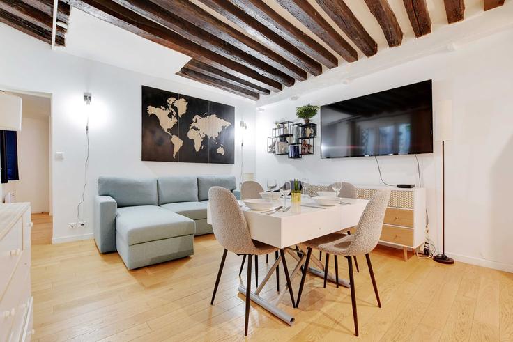Elegante sala de estar con mobiliario moderno en un apartamento en Building Rue de la Grande Truanderie - checkmyguest - 1350452 en 1st arrondissement, Paris