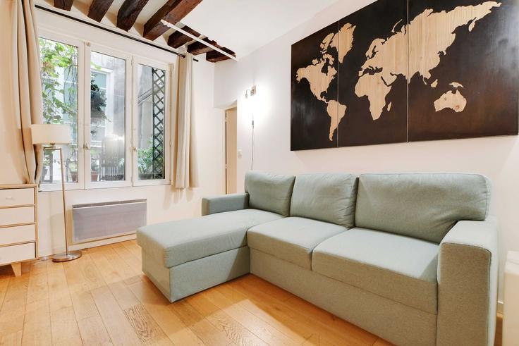 Building Rue de la Grande Truanderie - checkmyguest - 1350452 adresindeki bir dairede modern mobilyalarla zarif bir şekilde tasarlanmış oturma odası 1st arrondissement, Paris Building Rue de la Grande Truanderie - checkmyguest - 1350452 adresindeki bir dairede modern mobilyalarla zarif bir şekilde tasarlanmış oturma odası 1st arrondissement, Paris