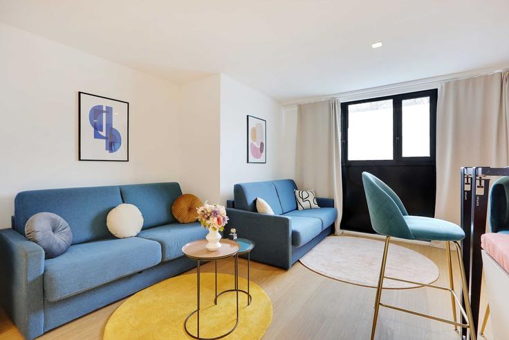Sala de estar elegantemente projetada com móveis modernos em um apartamento no Building Rue Pelée - checkmyguest - 1350438 em 11th arrondissement, Paris Sala de estar elegantemente projetada com móveis modernos em um apartamento no Building Rue Pelée - checkmyguest - 1350438 em 11th arrondissement, Paris
