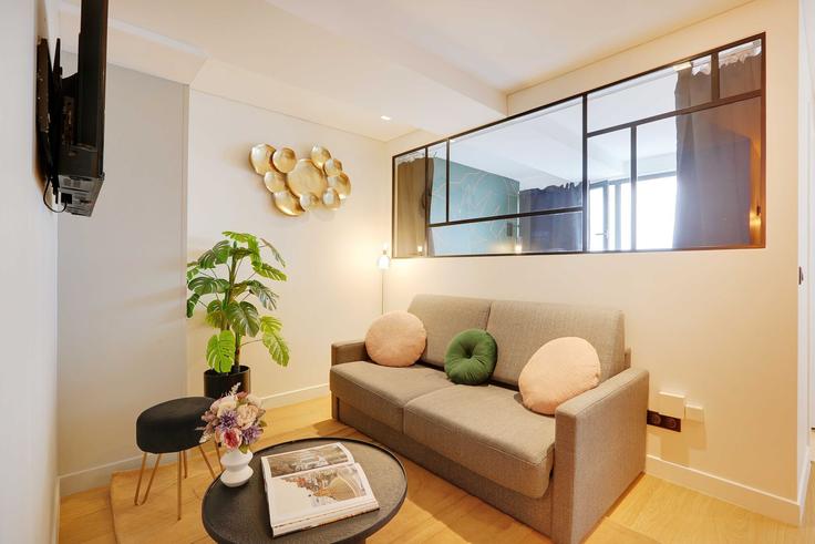Sala de estar elegantemente projetada com móveis modernos em um apartamento no Building Rue Pelée - checkmyguest - 1350490 em 11th arrondissement, Paris Sala de estar elegantemente projetada com móveis modernos em um apartamento no Building Rue Pelée - checkmyguest - 1350490 em 11th arrondissement, Paris