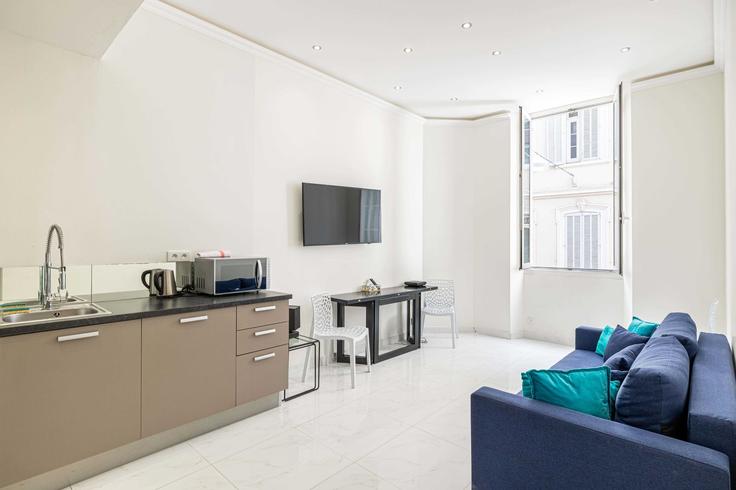 Elegant gestaltetes Wohnzimmer mit moderner Einrichtung in einer Wohnung im Building Rue du Batéguier - checkmyguest - 1350687 in Cannes, Cannes