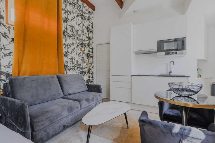 Sala de estar elegantemente projetada com móveis modernos em um apartamento no Building Rue de Courcelles - checkmyguest - 1350933 em 17th arrondissement, Paris Sala de estar elegantemente projetada com móveis modernos em um apartamento no Building Rue de Courcelles - checkmyguest - 1350933 em 17th arrondissement, Paris