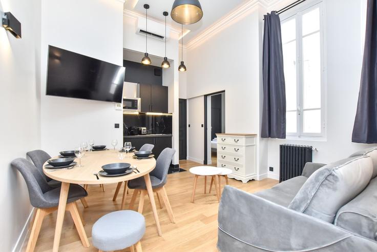 Salle de séjour élégante avec mobilier moderne dans un appartement à Building Avenue de Friedland - checkmyguest - 1350103 à 8th arrondissement of Paris, Paris Salle de séjour élégante avec mobilier moderne dans un appartement à Building Avenue de Friedland - checkmyguest - 1350103 à 8th arrondissement of Paris, Paris