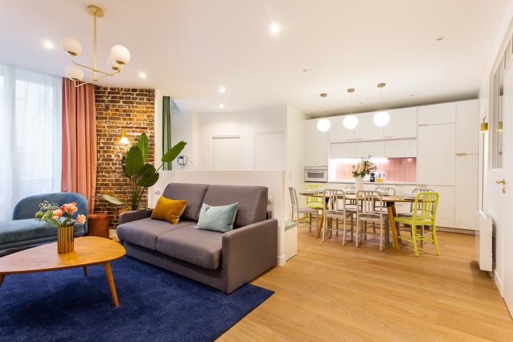 Sala de estar elegantemente projetada com móveis modernos em um apartamento no Building Rue Lentonnet - checkmyguest - 1350127 em 9th arrondissement, Paris