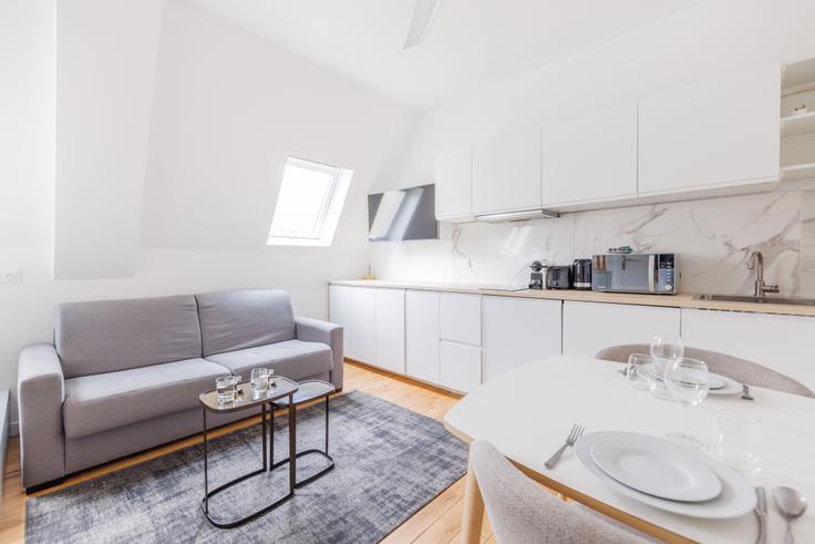 Sala de estar elegantemente projetada com móveis modernos em um apartamento no Building Rue Arsène Houssaye - checkmyguest - 1045834 - PAR em 8th arrondissement, Paris