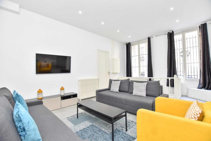 Paris 8th arrondissementのBuilding Rue Greffulhe - checkmyguest - 1350793のアパートメントにある、モダンな家具を備えたエレガントなデザインのリビングルーム