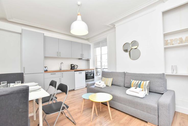 Salle de séjour élégante avec mobilier moderne dans un appartement à Building Rue Villédo - checkmyguest - 1350946 à 1st arrondissement, Paris