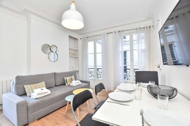 Building Rue Villédo - checkmyguest - 1350946 adresindeki bir dairede modern mobilyalarla zarif bir şekilde tasarlanmış oturma odası 1st arrondissement, Paris