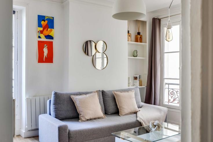 Elegante sala de estar con mobiliario moderno en un apartamento en Building Rue Villédo - checkmyguest - 1350946 en 1st arrondissement, Paris