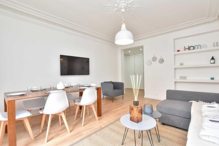 Salle de séjour élégante avec mobilier moderne dans un appartement à Building Rue Villédo - checkmyguest - 1350990 à 1st arrondissement, Paris