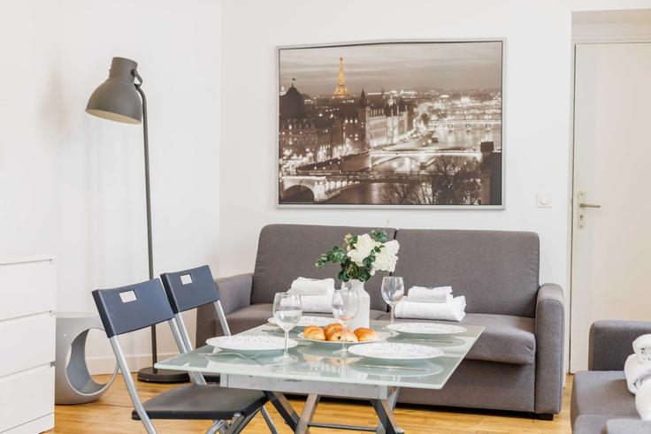 Building Rue Viala - checkmyguest - 1350813 adresindeki bir dairede modern mobilyalarla zarif bir şekilde tasarlanmış oturma odası 15th arrondissement, Paris Building Rue Viala - checkmyguest - 1350813 adresindeki bir dairede modern mobilyalarla zarif bir şekilde tasarlanmış oturma odası 15th arrondissement, Paris