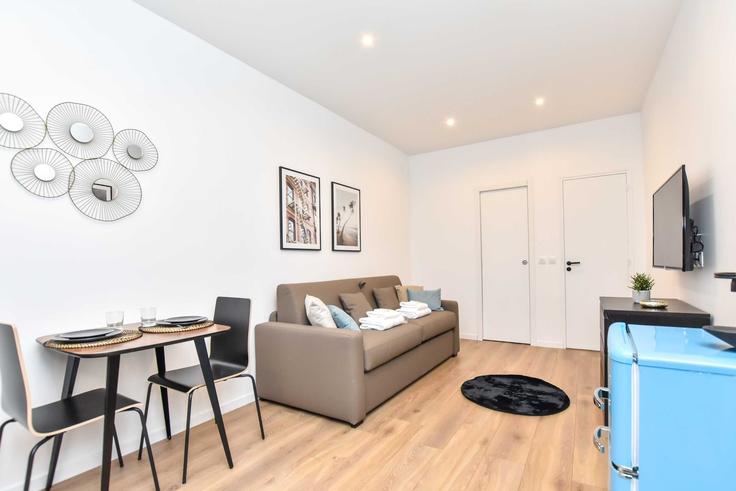 Salle de séjour élégante avec mobilier moderne dans un appartement à Building Rue du Faubourg Poissonnière - checkmyguest - 1351066 à 10th arrondissement, Paris