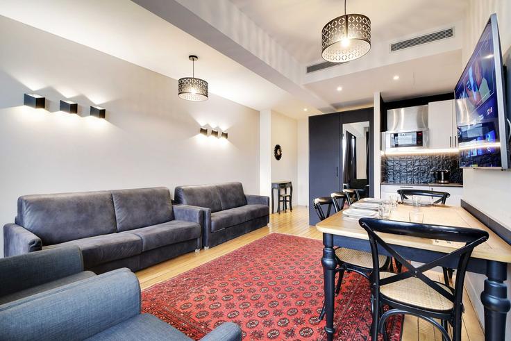 Building Rue du Helder - checkmyguest - 1350197 adresindeki bir dairede modern mobilyalarla zarif bir şekilde tasarlanmış oturma odası 9th arrondissement, Paris