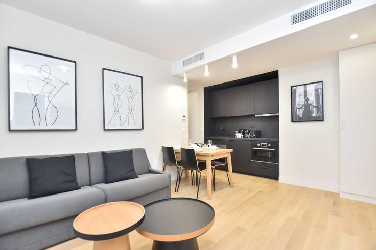 Paris 16th arrondissementのBuilding Rue de Longchamp - checkmyguest - 1350123のアパートメントにある、モダンな家具を備えたエレガントなデザインのリビングルーム