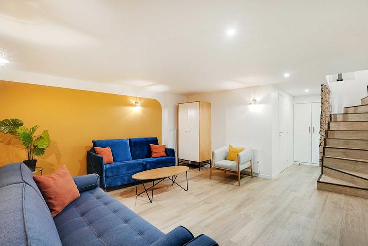 Elegant gestaltetes Wohnzimmer mit moderner Einrichtung in einer Wohnung im Building Rue Thimonnier - checkmyguest - 1350040 in 9th arrondissement, Paris