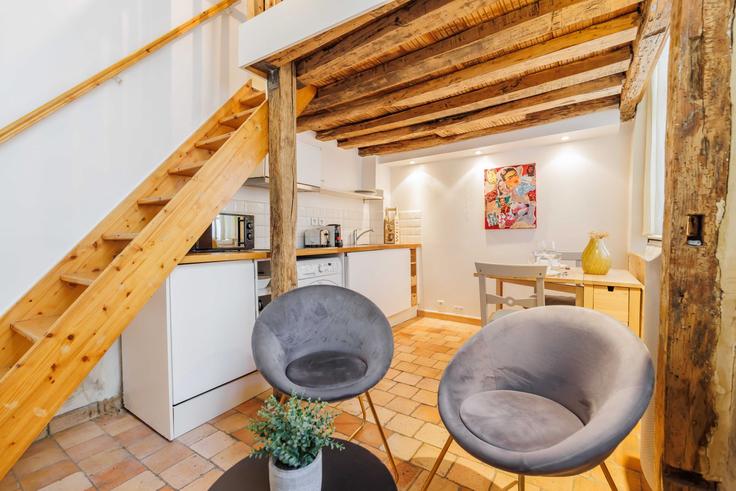 Sala de estar elegantemente projetada com móveis modernos em um apartamento no Building Rue le Regrattier - checkmyguest - 1350208 em 4th arrondissement, Paris