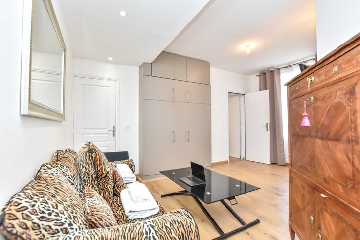 Sala de estar elegantemente projetada com móveis modernos em um apartamento no Building Avenue Matignon - checkmyguest - 1052467 em 8th arrondissement, Paris