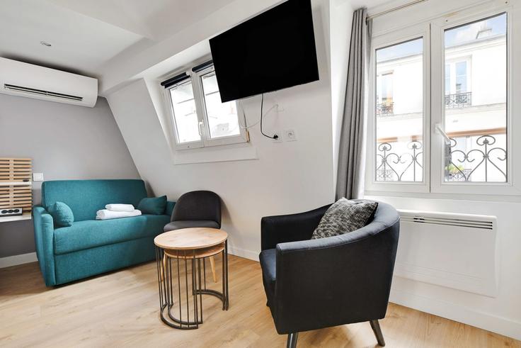 Elegant gestaltetes Wohnzimmer mit moderner Einrichtung in einer Wohnung im Building Rue Beauregard - checkmyguest - 1350416 in 2nd arrondissement, Paris
