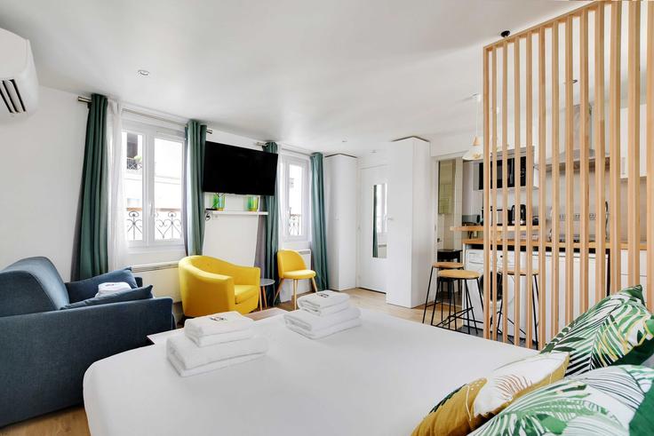 Elegante sala de estar con mobiliario moderno en un apartamento en Building Rue Beauregard - checkmyguest - 1350410 en 2nd arrondissement, Paris Elegante sala de estar con mobiliario moderno en un apartamento en Building Rue Beauregard - checkmyguest - 1350410 en 2nd arrondissement, Paris