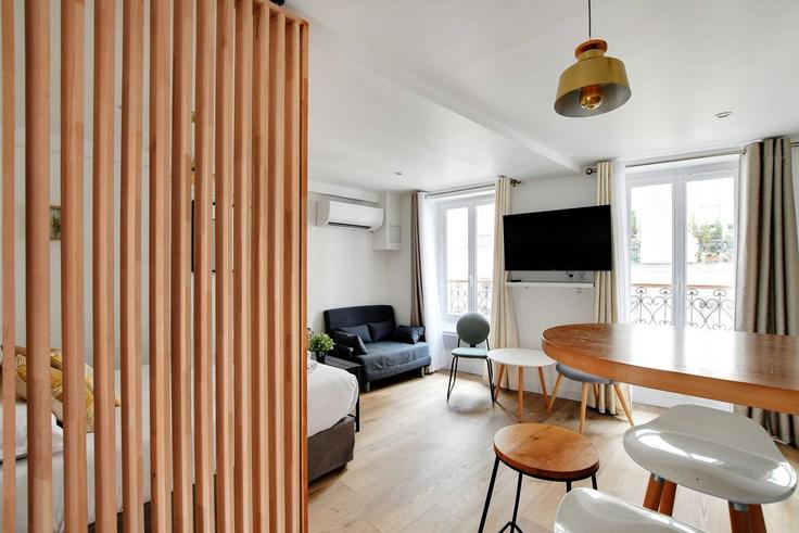 Building Rue Beauregard - checkmyguest - 1350382 adresindeki bir dairede modern mobilyalarla zarif bir şekilde tasarlanmış oturma odası 2nd arrondissement, Paris Building Rue Beauregard - checkmyguest - 1350382 adresindeki bir dairede modern mobilyalarla zarif bir şekilde tasarlanmış oturma odası 2nd arrondissement, Paris