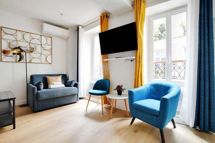 Elegant gestaltetes Wohnzimmer mit moderner Einrichtung in einer Wohnung im Building Rue Beauregard - checkmyguest - 1350383 in 2nd arrondissement, Paris