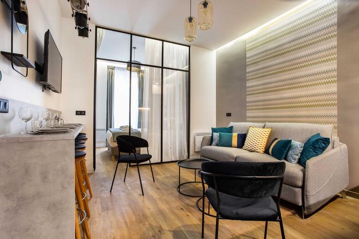 Sala de estar elegantemente projetada com móveis modernos em um apartamento no Building Rue du Faubourg Poissonnière - checkmyguest - 1350428 em 10th arrondissement, Paris
