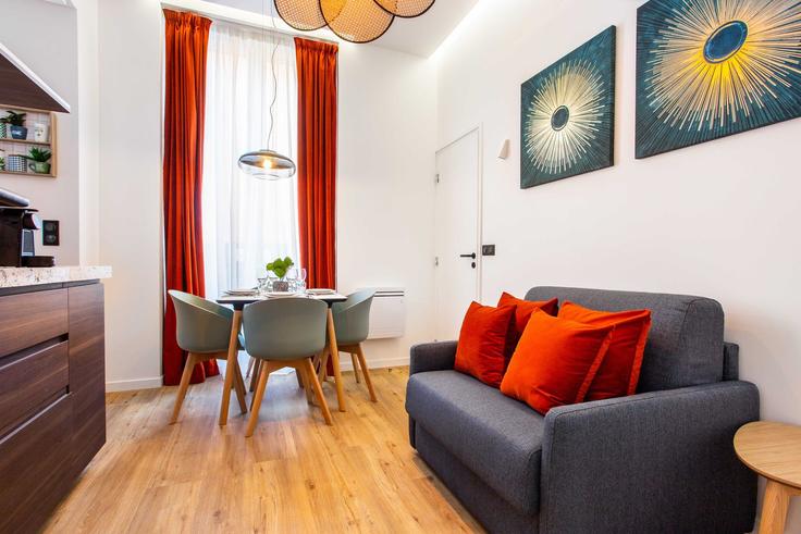 Sala de estar elegantemente projetada com móveis modernos em um apartamento no Building Rue du Faubourg Poissonnière - checkmyguest - 1350511 em 10th arrondissement, Paris