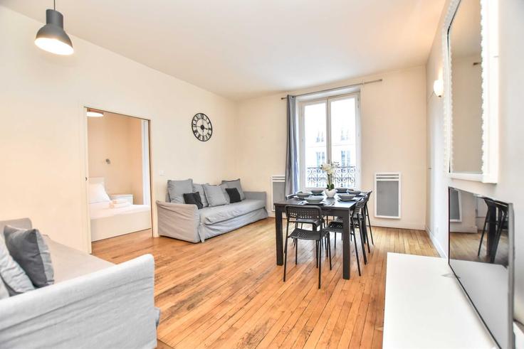 Elegant gestaltetes Wohnzimmer mit moderner Einrichtung in einer Wohnung im Building Rue Réaumur - checkmyguest - 1351026 in 2nd arrondissement, Paris