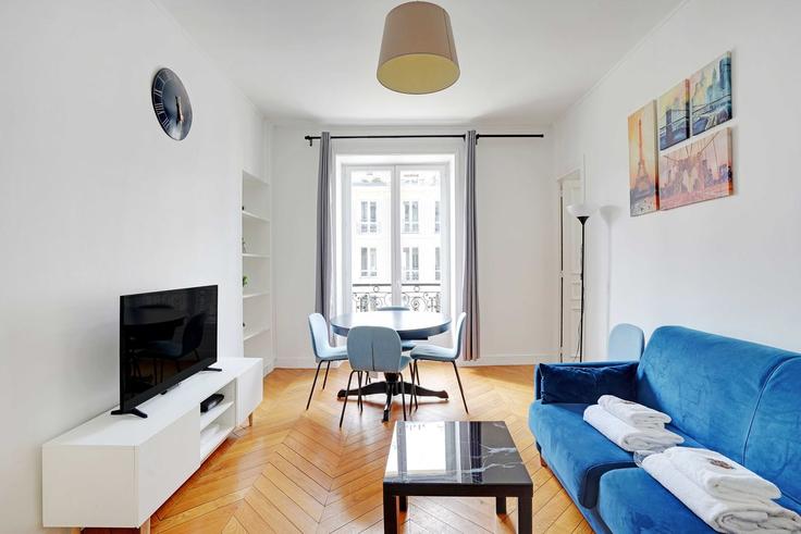 Sala de estar elegantemente projetada com móveis modernos em um apartamento no Building Rue Réaumur - checkmyguest - 1350815 em 2nd arrondissement, Paris