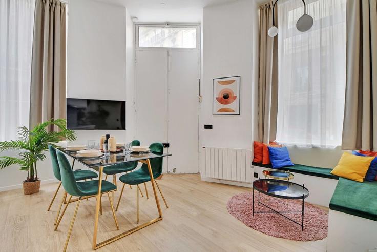 Sala de estar elegantemente projetada com móveis modernos em um apartamento no Building Rue Thimonnier - checkmyguest - 1350013 em 9th arrondissement, Paris Sala de estar elegantemente projetada com móveis modernos em um apartamento no Building Rue Thimonnier - checkmyguest - 1350013 em 9th arrondissement, Paris
