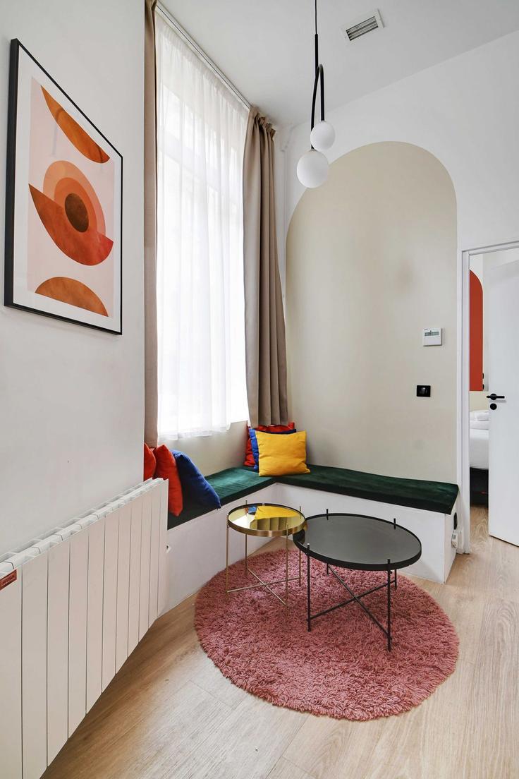 Elegant gestaltetes Wohnzimmer mit moderner Einrichtung in einer Wohnung im Building Rue Thimonnier - checkmyguest - 1350013 in 9th arrondissement, Paris