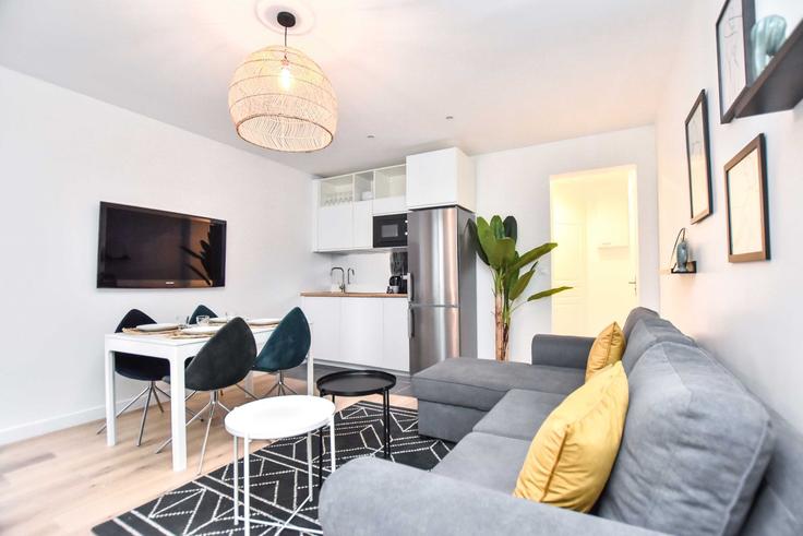 Elegant gestaltetes Wohnzimmer mit moderner Einrichtung in einer Wohnung im Building Rue Hippolyte Lebas - checkmyguest - 1350695 in 9th arrondissement, Paris